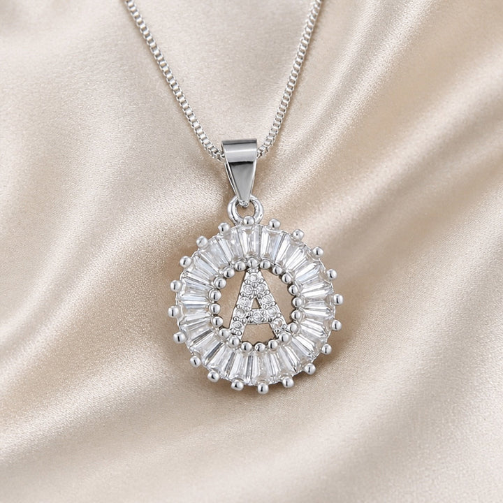 Collar Inicial con Circonitas Oro Blanco