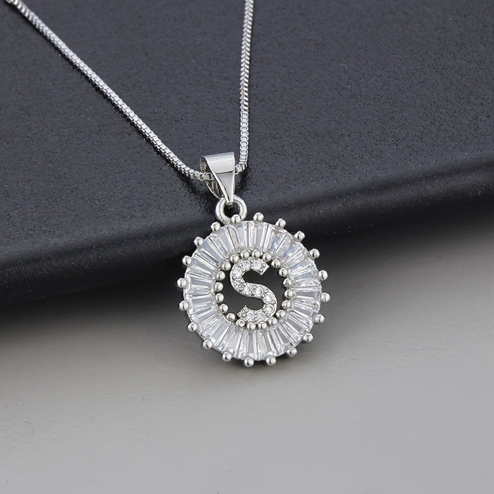 Collar Inicial con Circonitas Oro Blanco