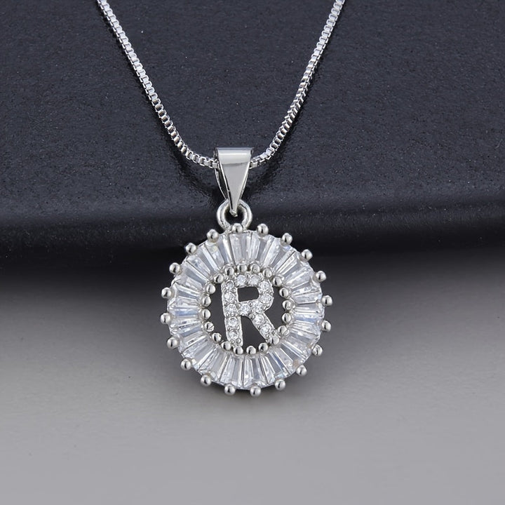 Collar Inicial con Circonitas Oro Blanco