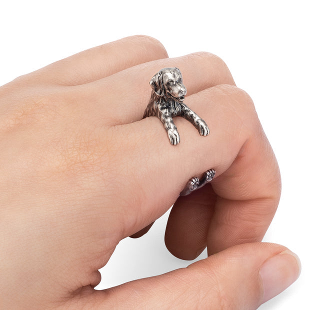 Anillo Golden Retriever puesto en el dedo