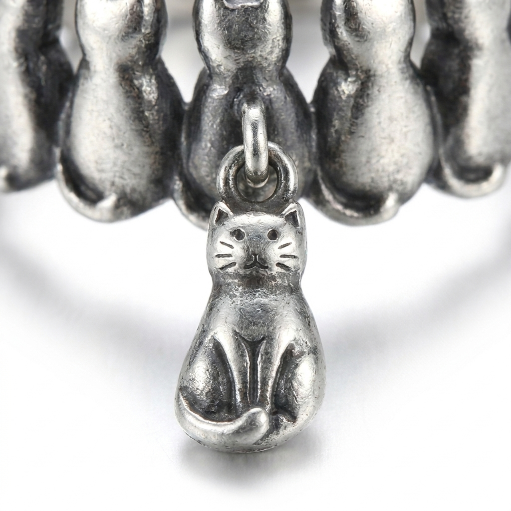 Detalle del gato tallado