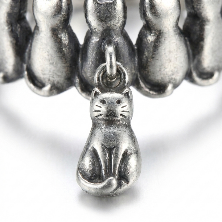 Detalle del gato tallado