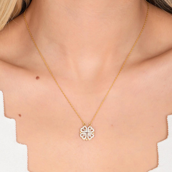 Collar Trébol Dorado con Colgante Corazón de Circonita