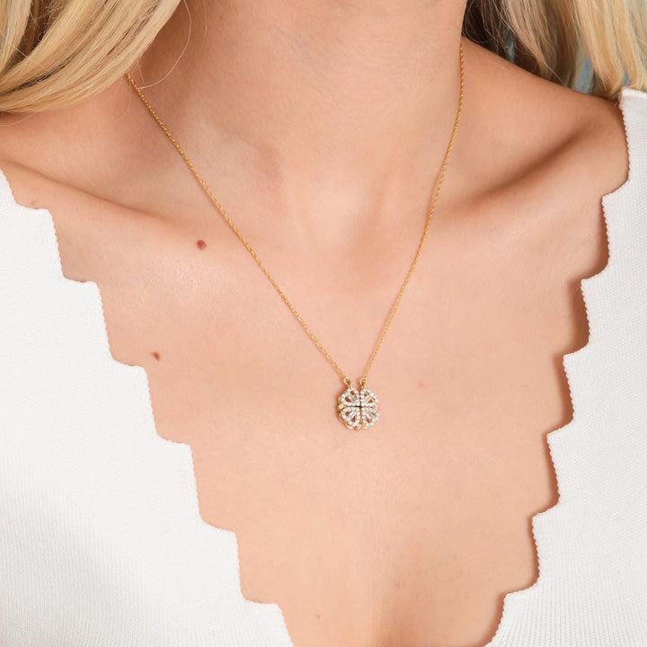 Collar Trébol Dorado con Colgante Corazón de Circonita