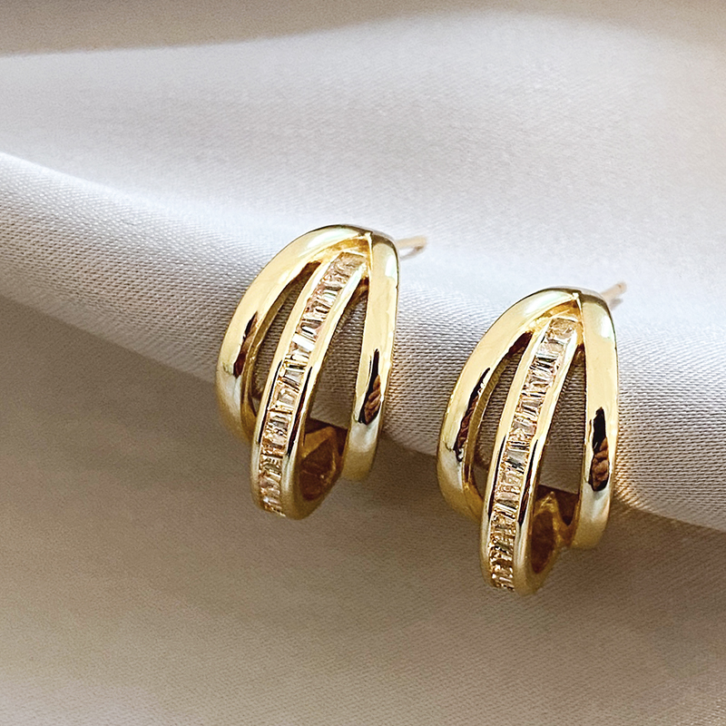 Elegantes Pendientes de Tres Aros Chapados