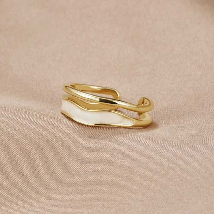 Elegante Anillo de Oro con Esmalte