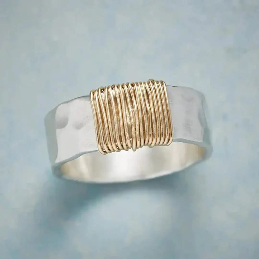 Anillo Plateado Hilo Dorado