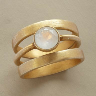 Anillo de piedra lunar con incrustaciones