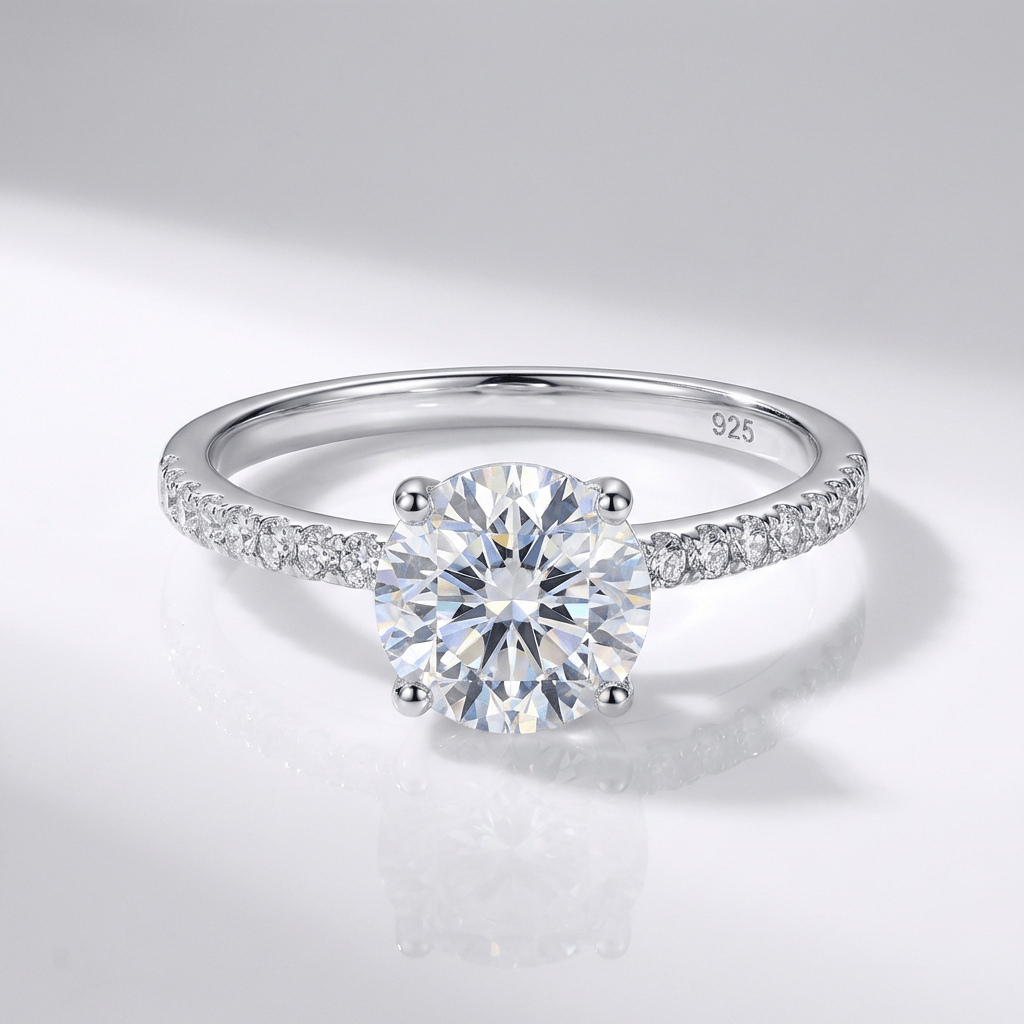 Anillo Clásico Redondo con Circonita Plateado