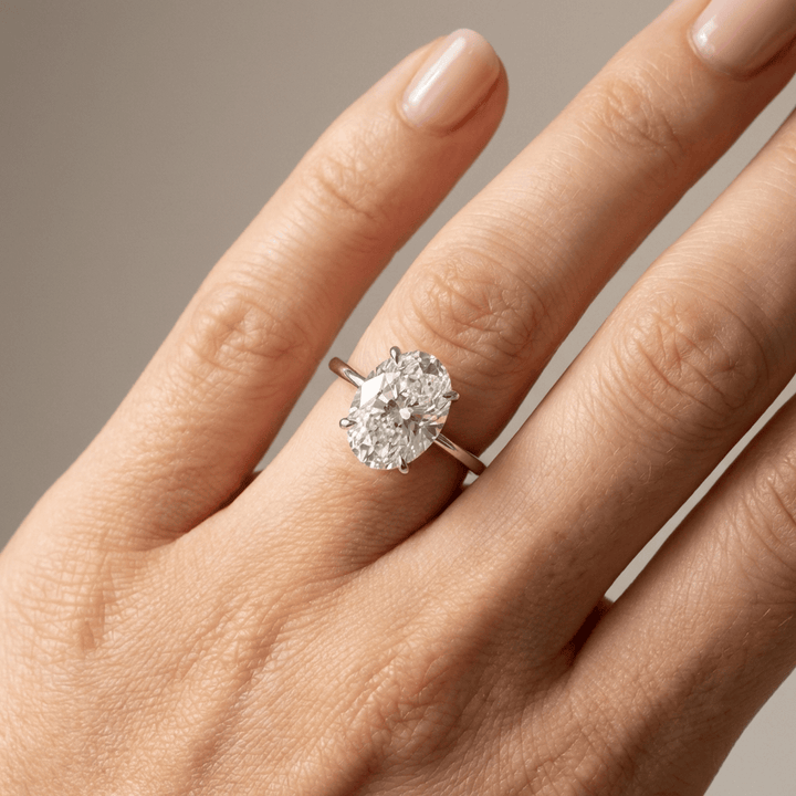 Anillo Solitario Ovalado Clásico