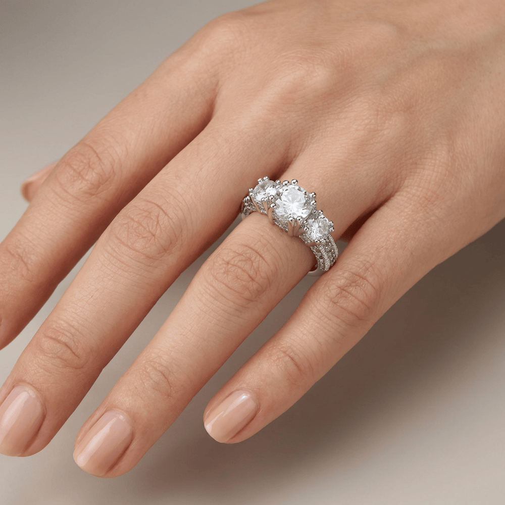 Anillo Redondo Halo con Circonita Plateado