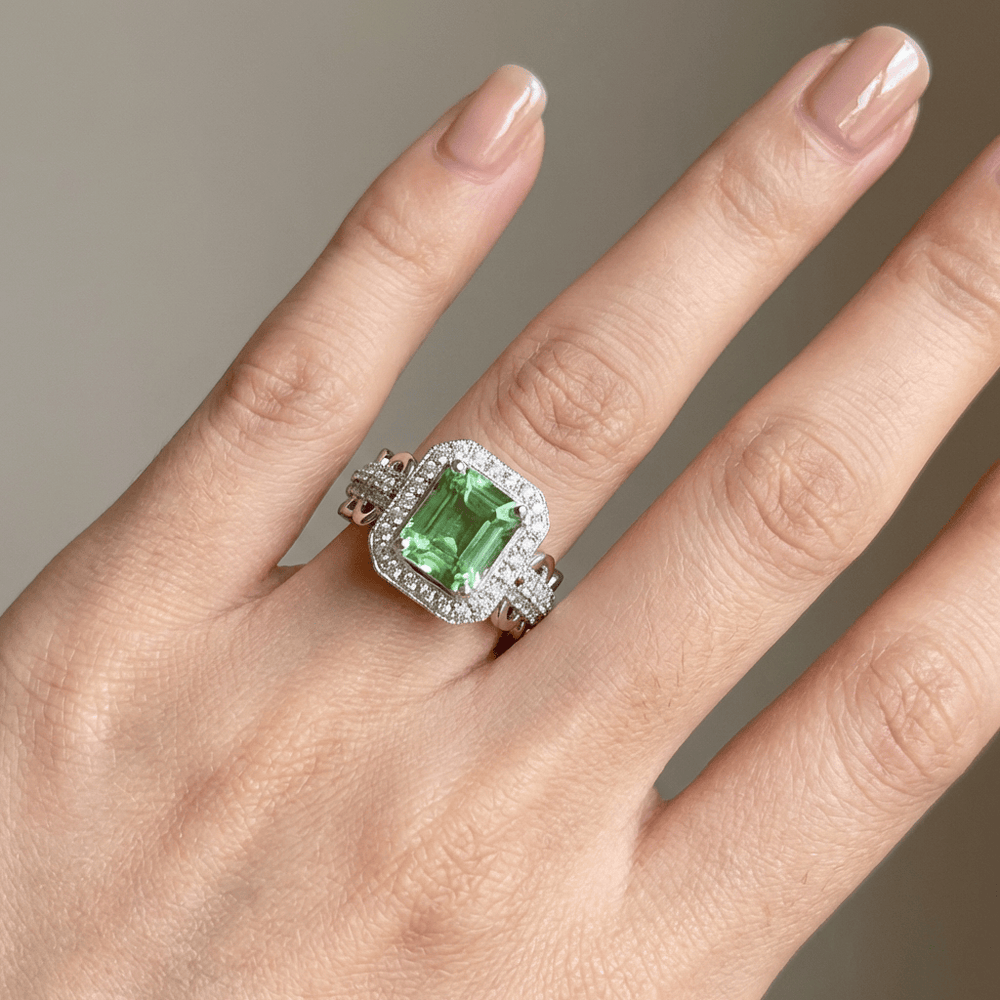 Anillo Halo con Esmeralda
