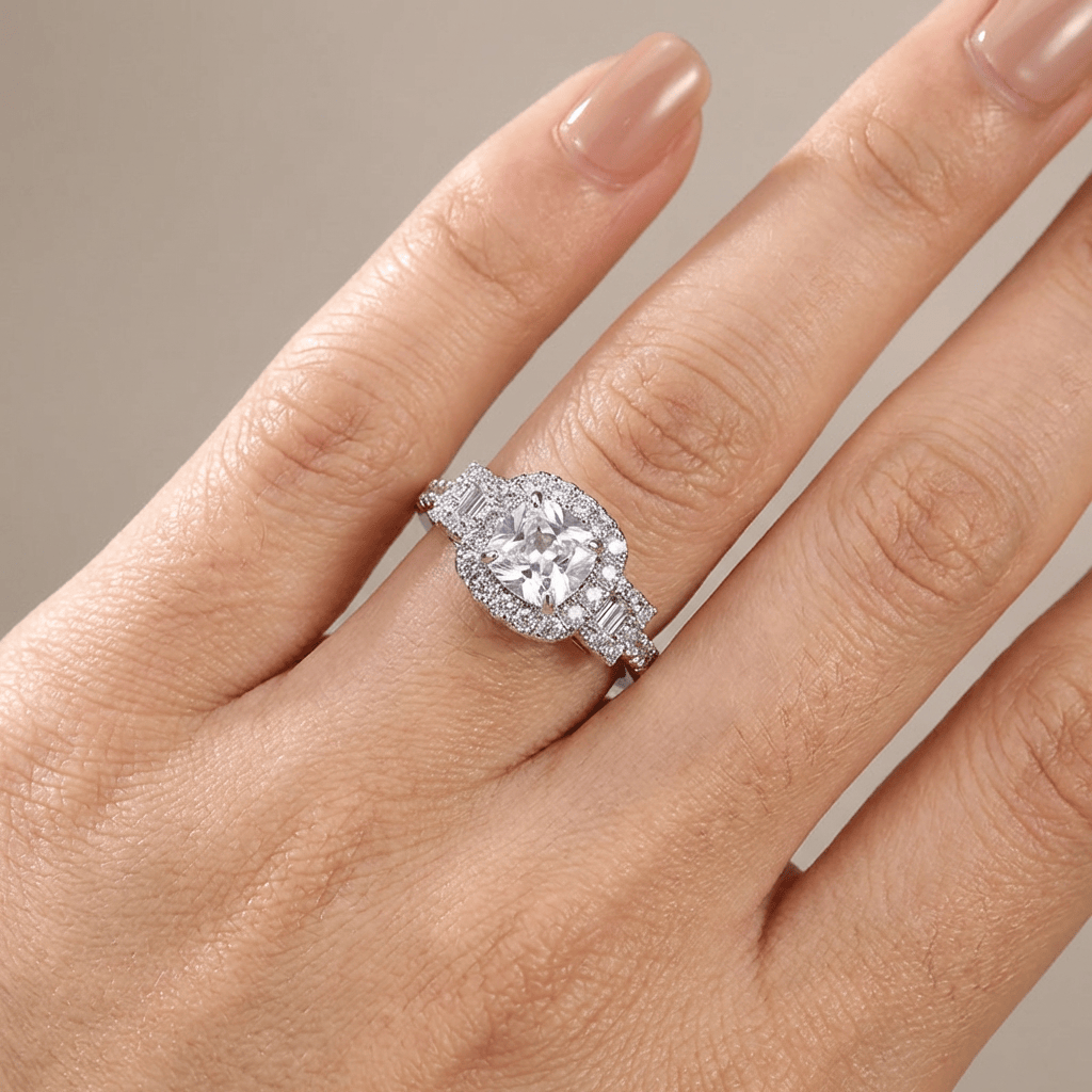 Anillo Cojín Halo con Cristal Plateado