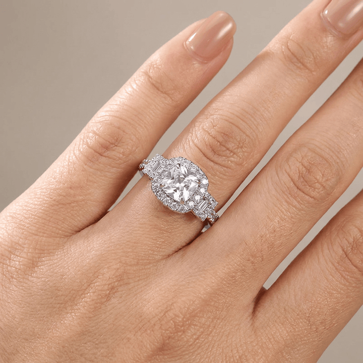 Anillo Cojín Halo con Cristal Plateado