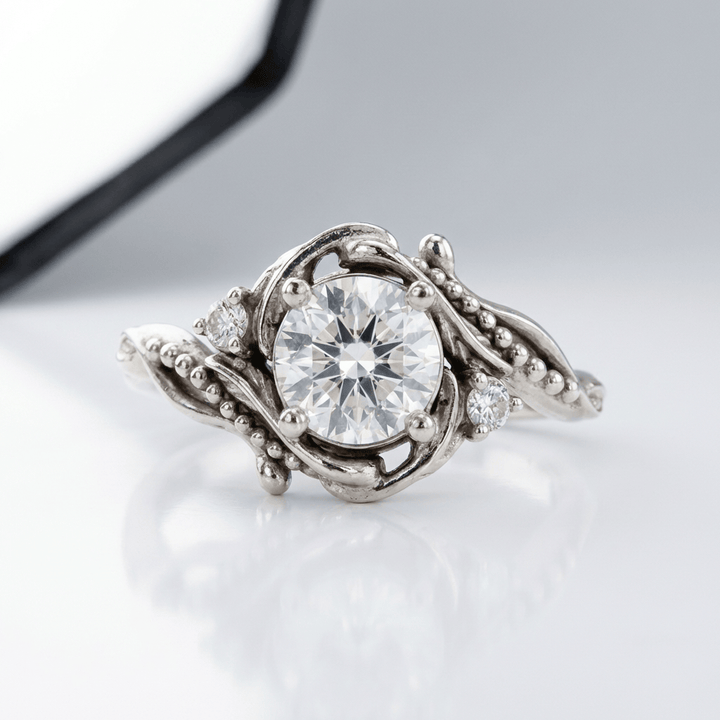 Anillo Ornamentado con Cristal Plateado