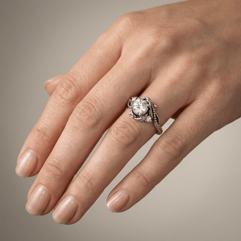 Anillo Ornamentado con Cristal Plateado
