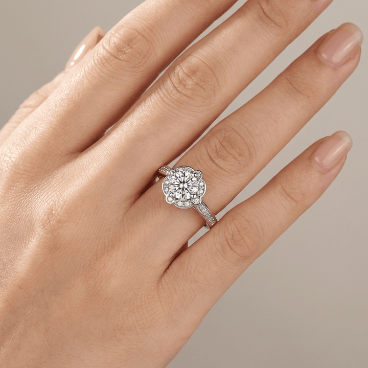 Anillo Ajustable con Flor y Cristal Plateado