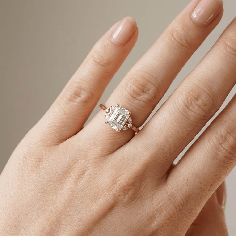 Anillo Baguette con Cristal Plateado