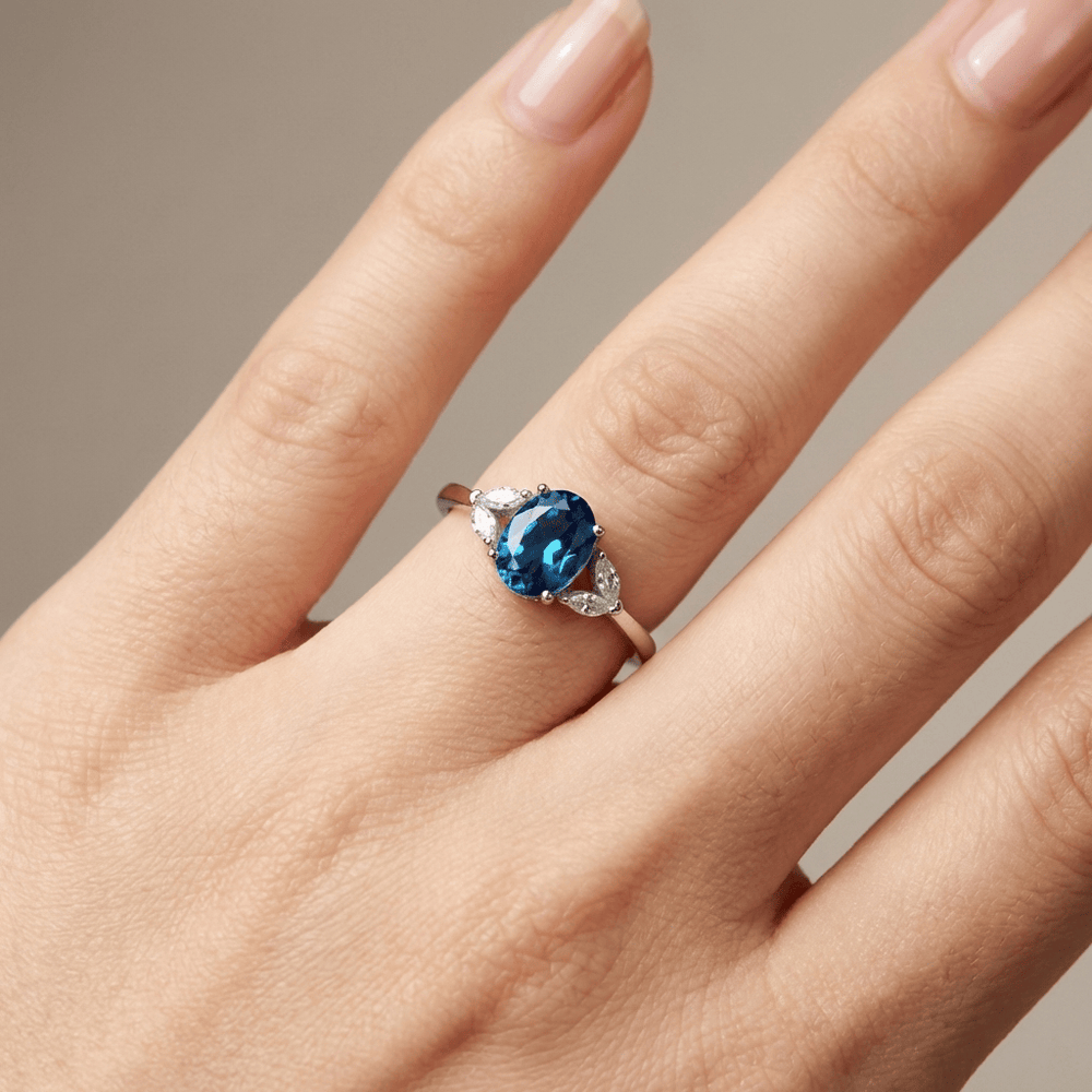 Anillo Ovalado Ajustable con Topacio Azul Plateado