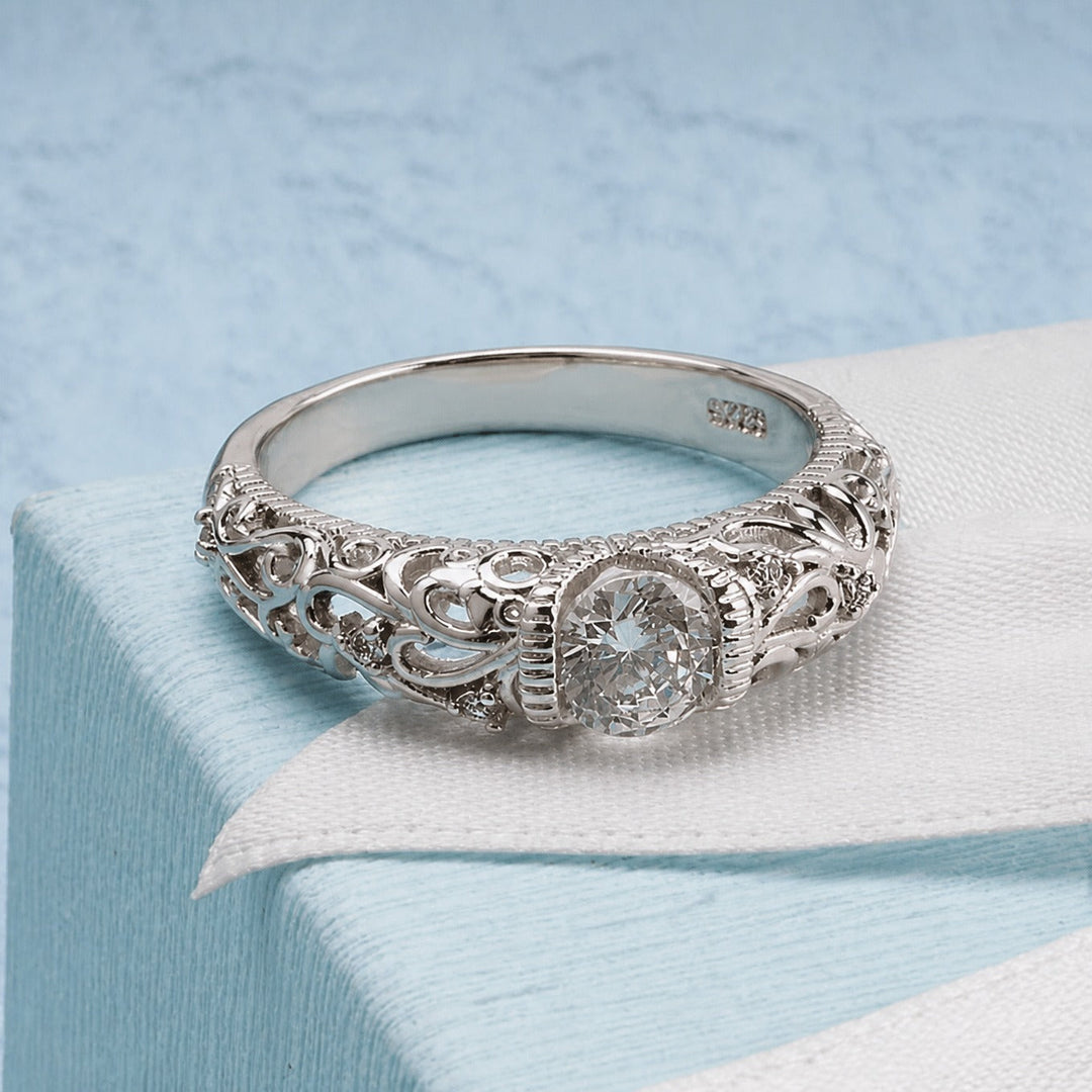Anillo con Circonita Plateado