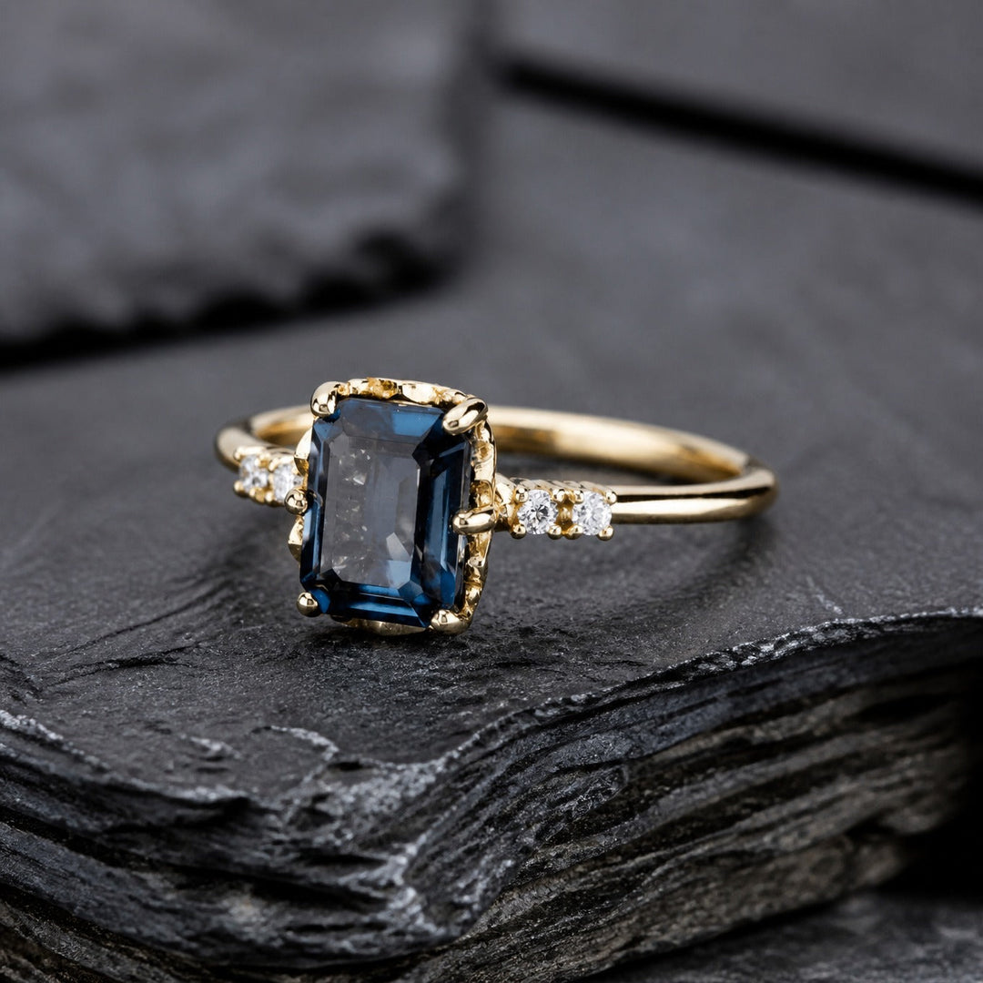 Anillo Vintage con Cristal Azul de Oro