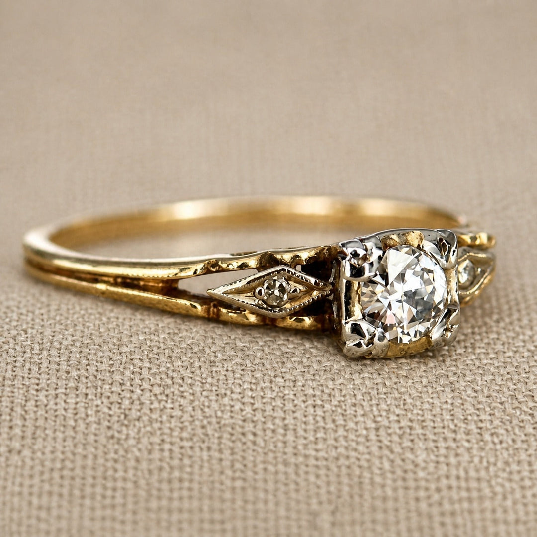 Anillo Dorado con Cristales