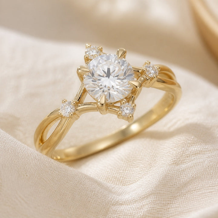 Anillo Redondo Circonitas Retorcido de Oro