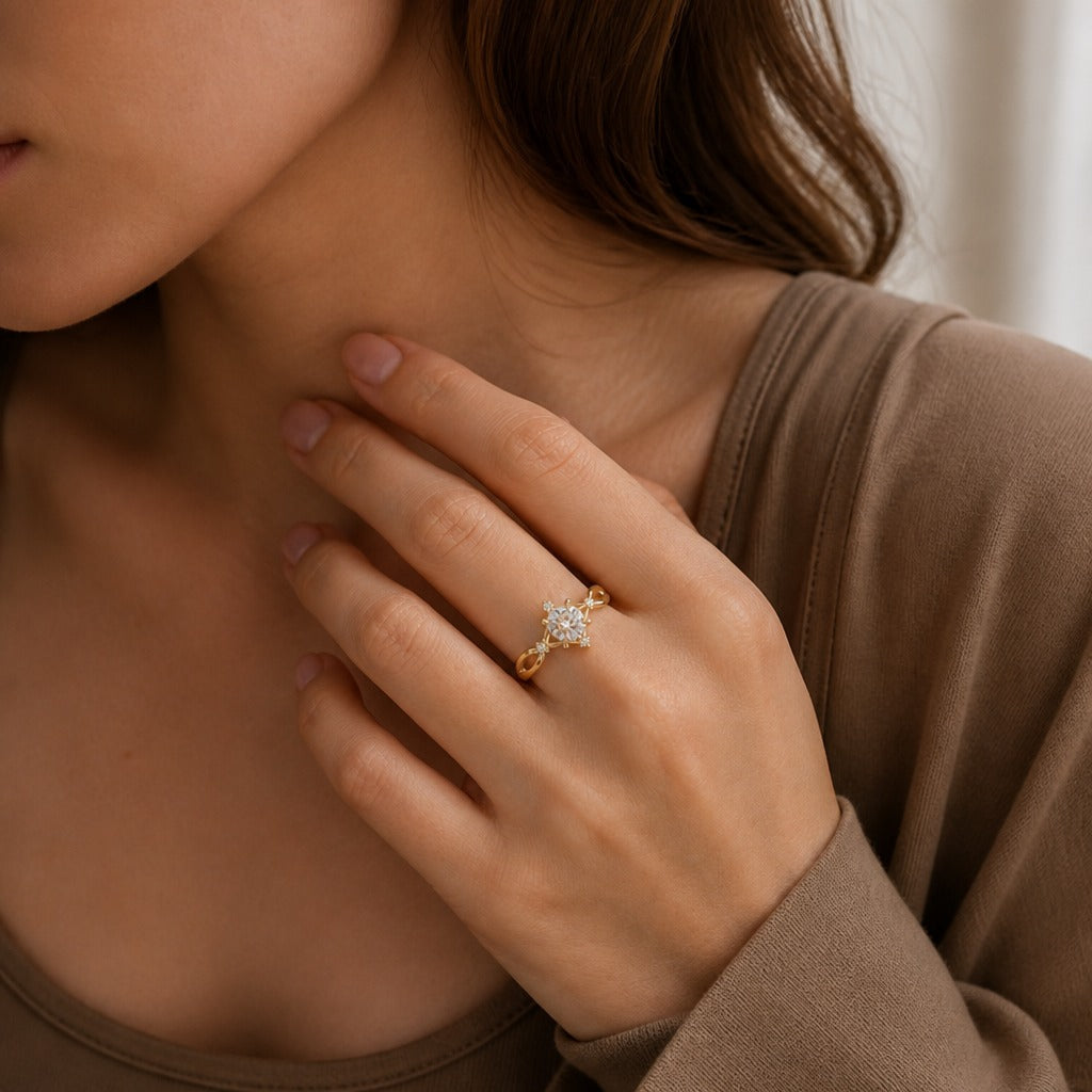 Anillo Redondo Circonitas Retorcido de Oro