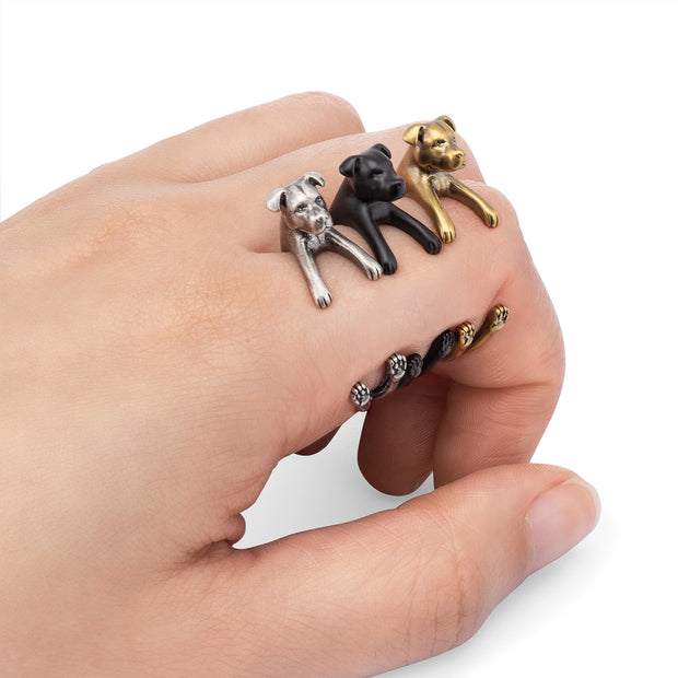 Anillo Pit Bull puesto en el dedo