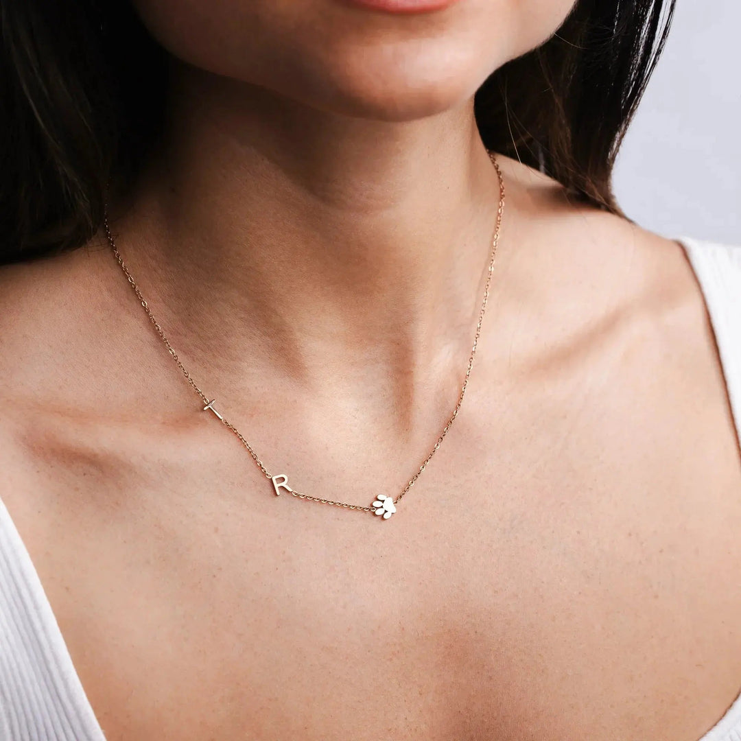 Varios collares de inicial lateral combinados