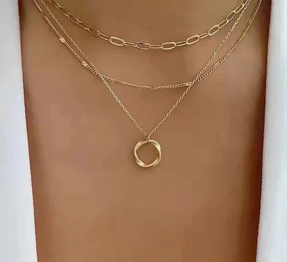 Collar Dorado en Capas con Colgante