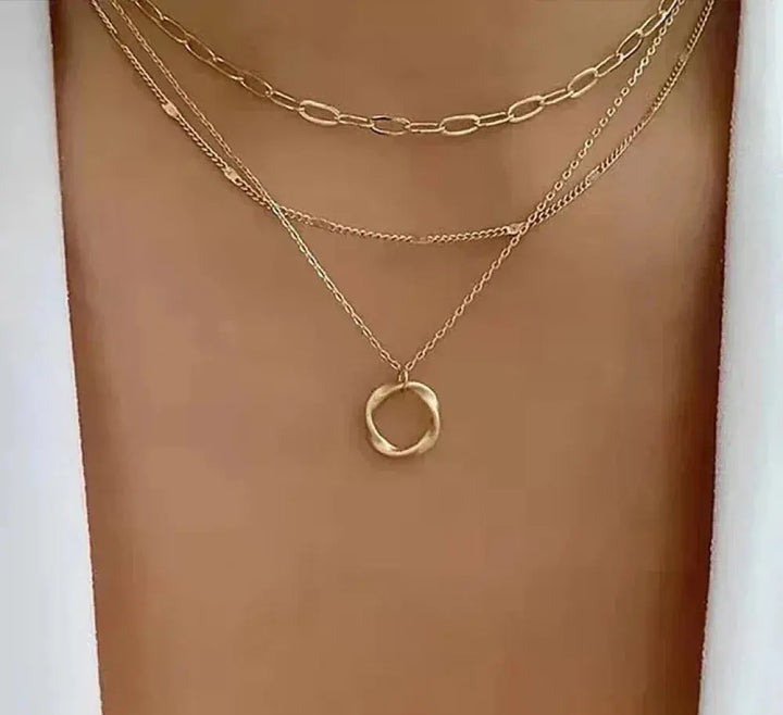Collar Dorado en Capas con Colgante
